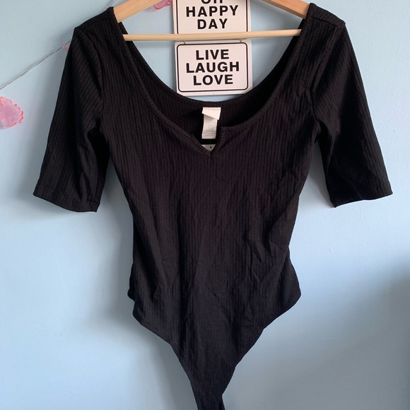 💕H&M ribbed short sleeve notched black bodysuit💕 - Picture 2 of 3